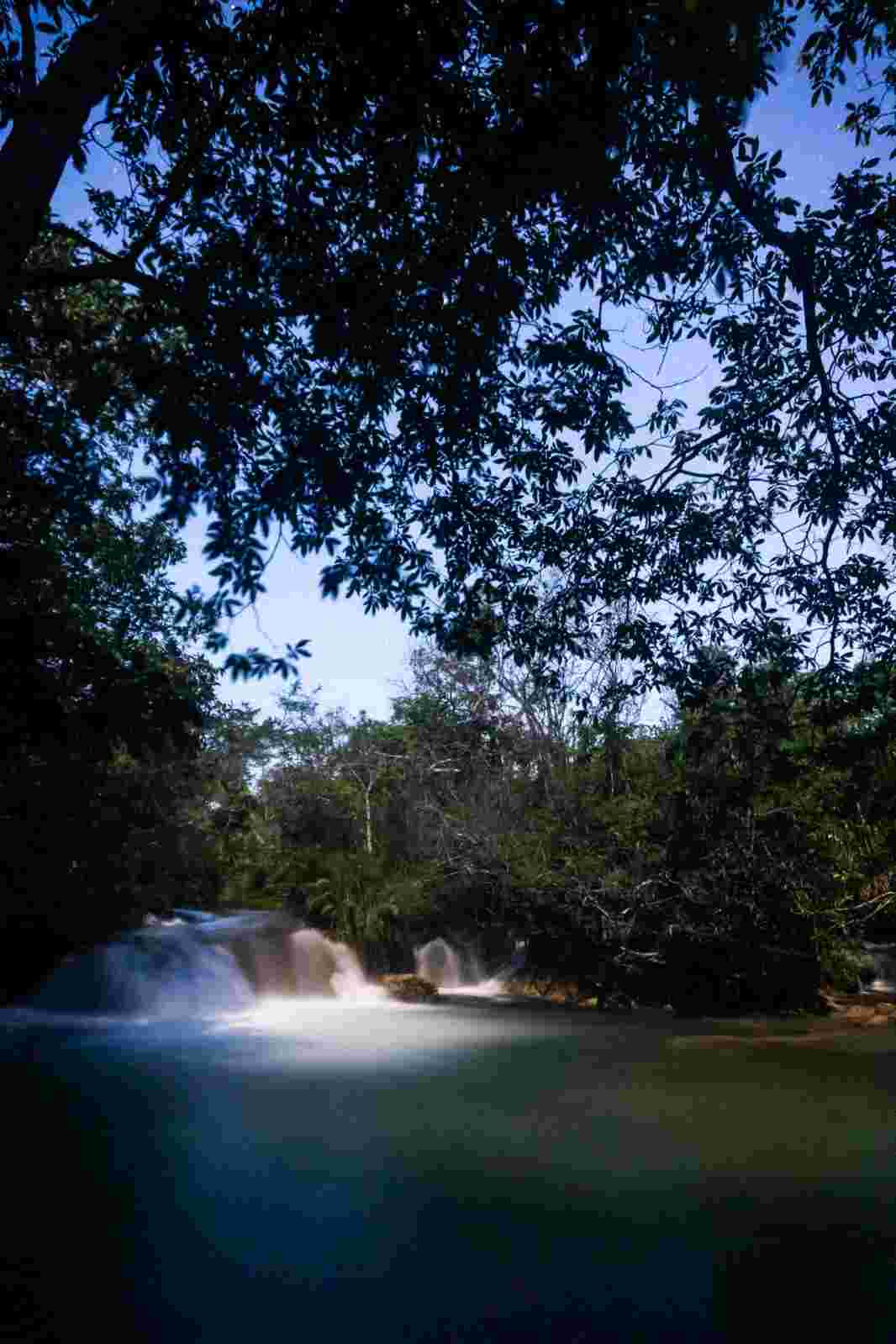 Cachoeira iluminada pela lua. Parece dia, mas é noite (Foto: Henrique Arakaki/Midiamax)