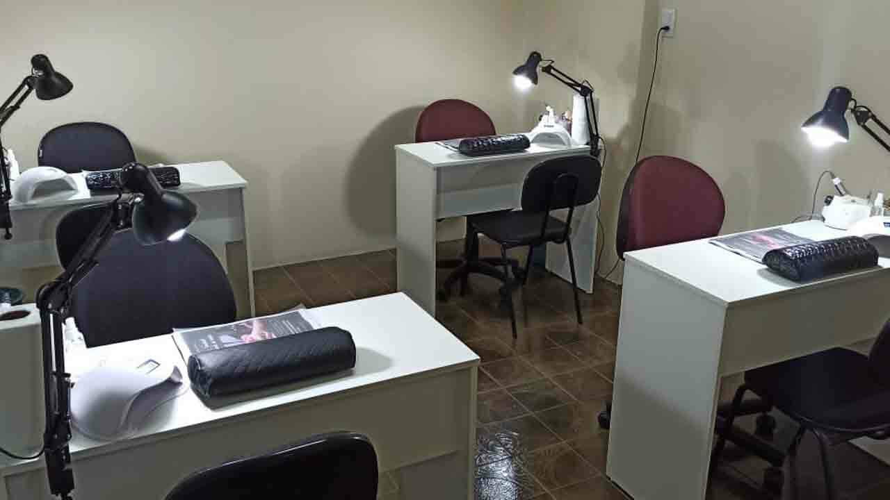 Manicure montou sala completa para dar aulas gratuitas de alongamento de unhas