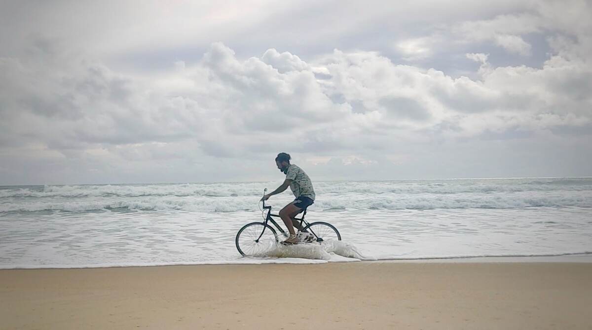 Ai você ta pedalando e aparece o busao da alegria. #campogrande #campo