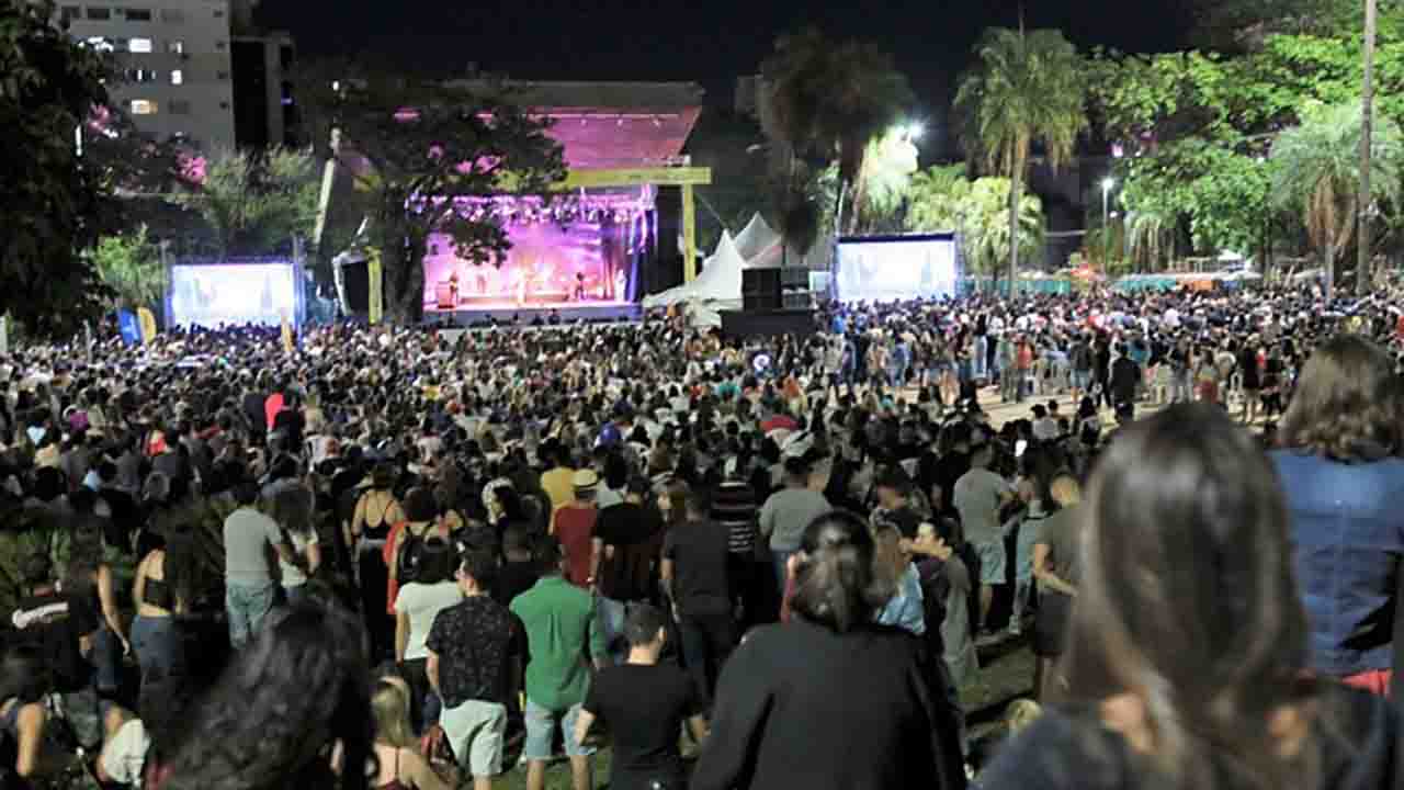 Nando Reis se apresentou na Praça do Rádio