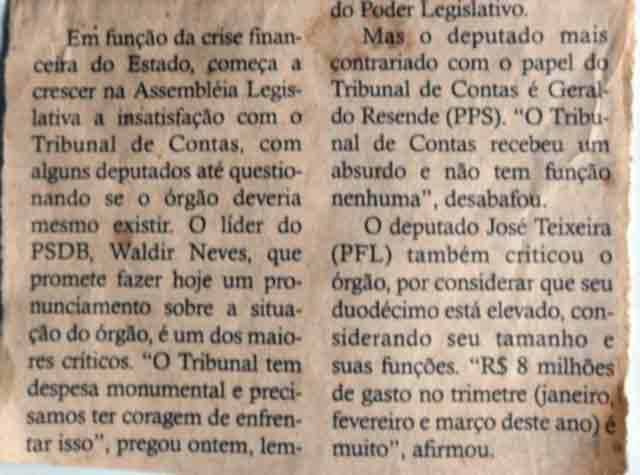 Recorte de jornal de 2000: 'Waldir Neves questionando 'despesa monumental' do TCE-MS" (Reprodução, Jornal Folha do Povo, 1/5/2000, p.4)