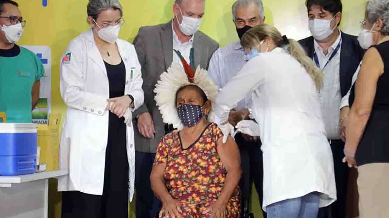 [Domingas da Silva, da aldeia Tereré, a primeira pessoa a ser vacinada contra a Covid-19 em MS em 18 de janeiro deste ano. (Foto: Leonardo de França)]