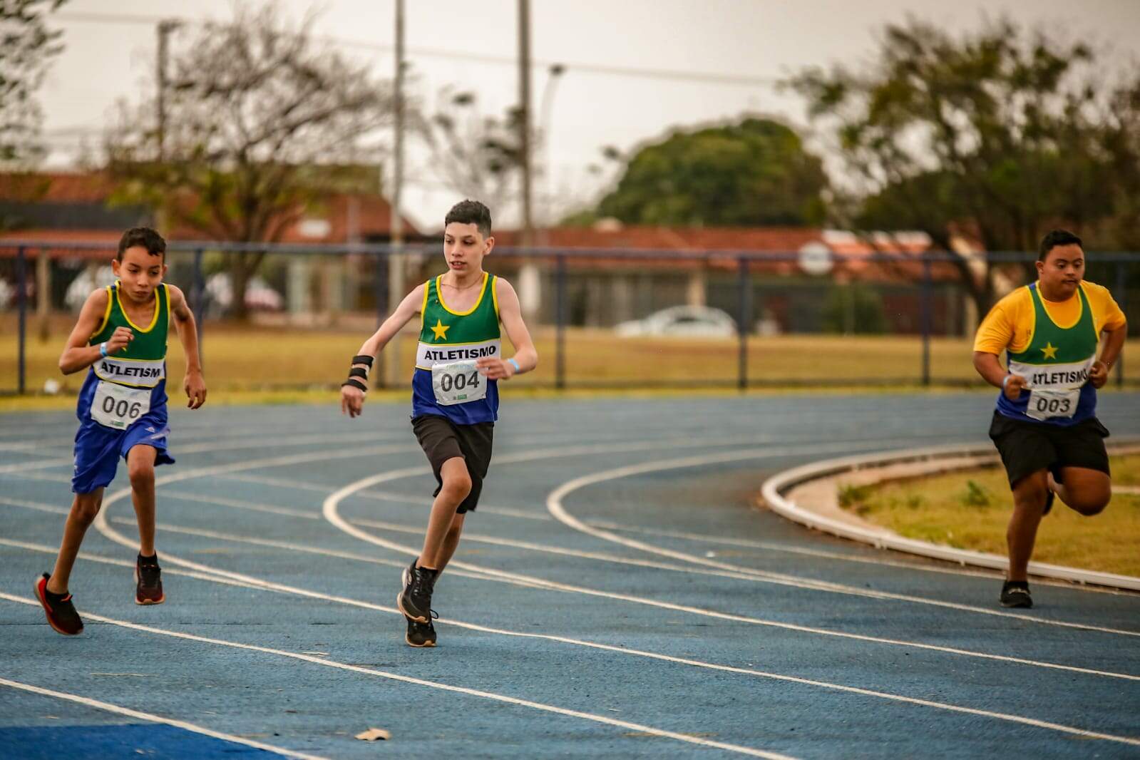 Ao centro, João correndo na pista de atletismo (Foto: Marcos Ermínio)