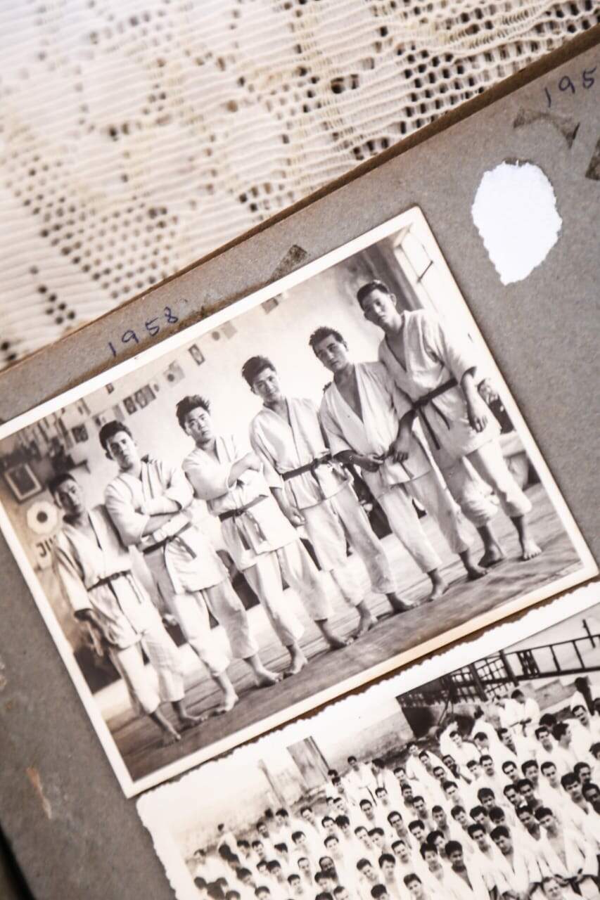 Álbum de relíquias conta com imagens de treinos no passado. Na imagem, Sato é o primeiro da esquerda para a direita (Foto: Henrique Arakaki)