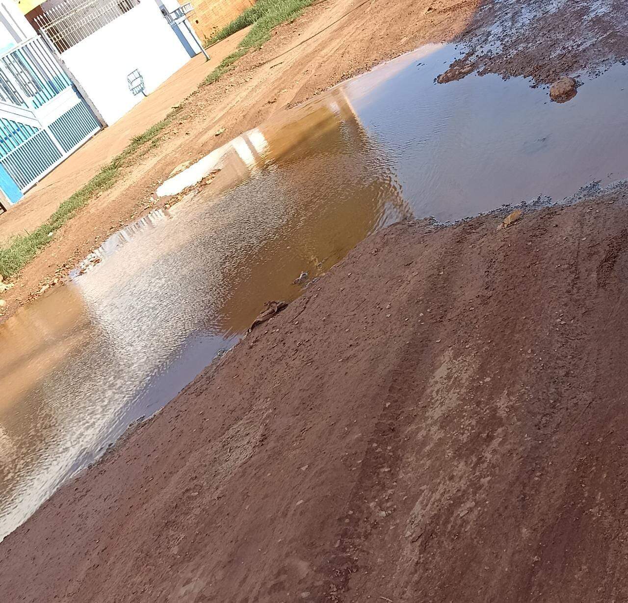 whatsapp image 2022 02 04 at 16.45.43 - Rua enche de lama e dificulta passagem de motoristas no bairro Caiobá