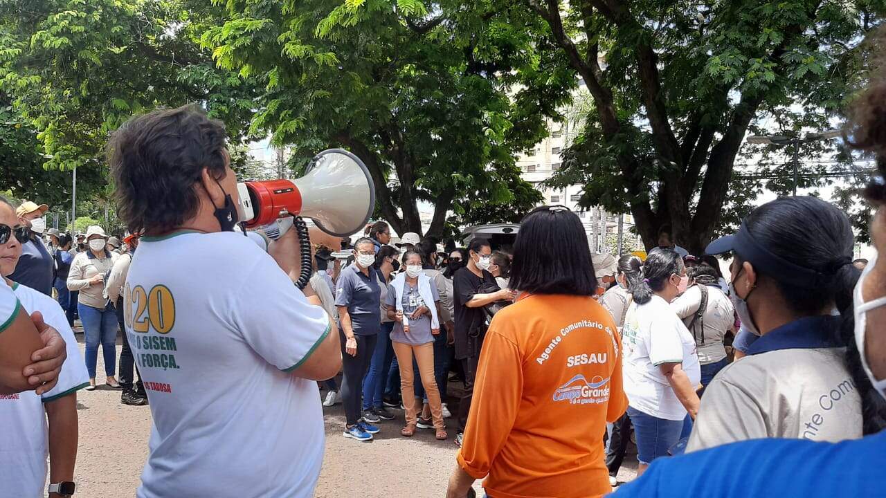 whatsapp image 2022 02 21 at 12.29.21 1 - Servidores fazem protesto em frente à prefeitura e pedem de reajuste no auxílio alimentação a plano de carreira