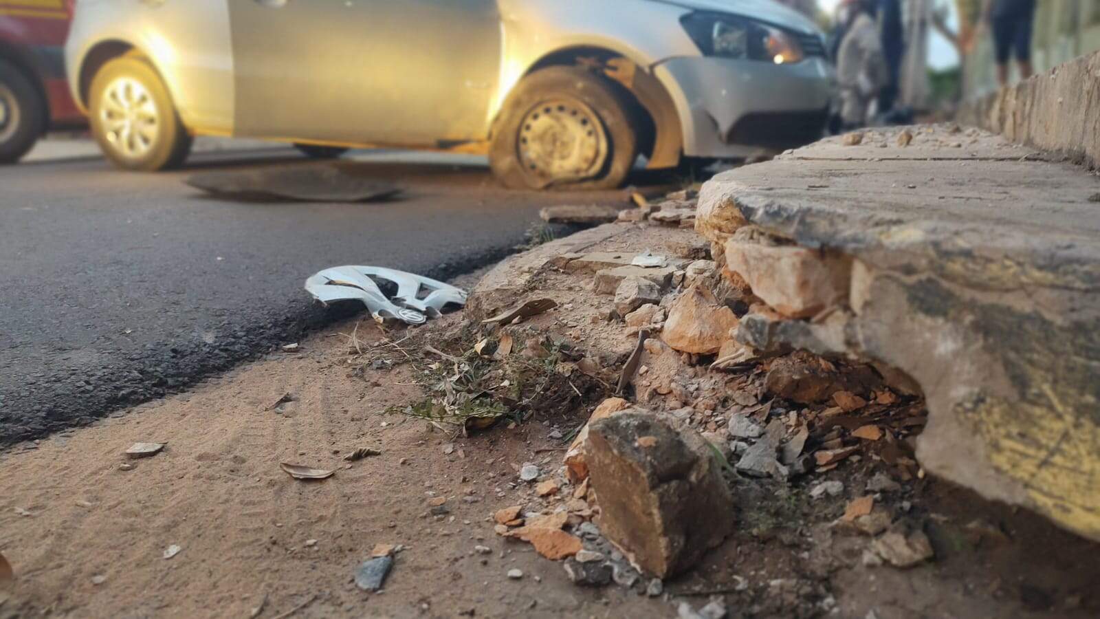 whatsapp image 2022 02 26 at 10.51.15 1 - Motorista perde controle e capota carro em bairro de Campo Grande