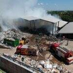 VÍDEO: Incêndio destrói parte de barracão de material reciclável