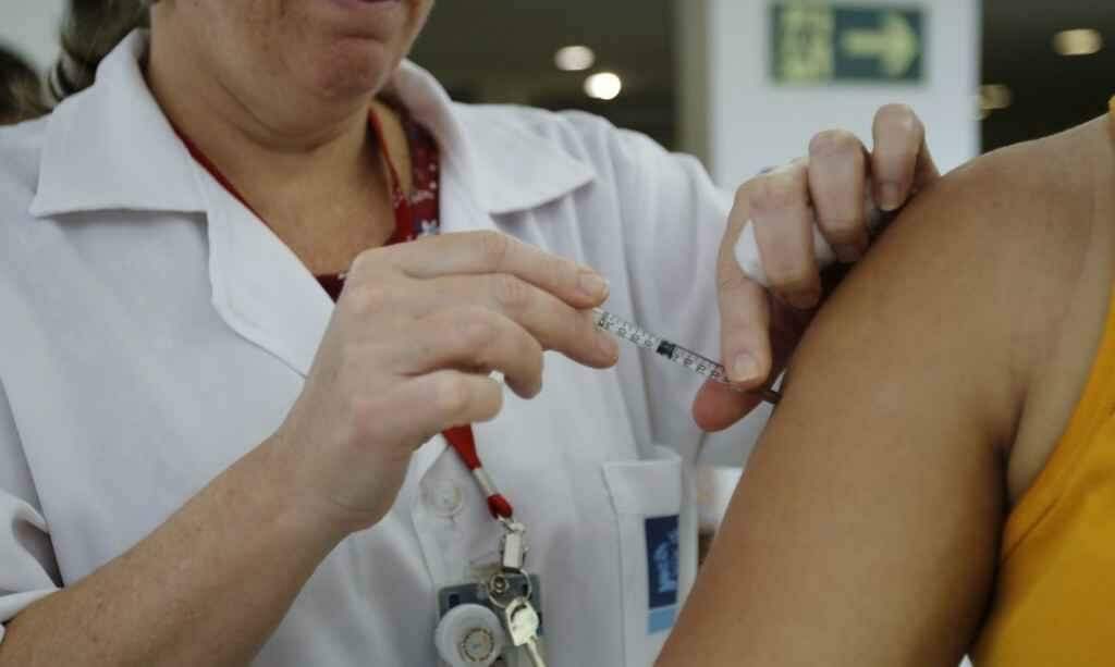 Trailer ficará 3 dias na praça Ary Coelho para ajudar na vacinação contra Sarampo e Gripe