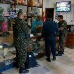 Operação do Exército fiscaliza venda de armas de fogo e munições em MS