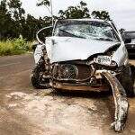 Motorista capota carro emprestado e deixa veículo destruído no Jardim Carioca