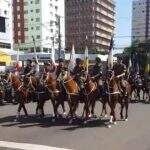 VÍDEO: Cavalaria militar desfila com bandeiras históricas do Brasil