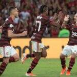 Sob protestos, Flamengo marca dois gols no final e vira sobre o Athletico-PR