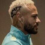 Neymar com penteado ousado treina na Seleção Brasileira