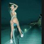 Anitta exibe bumbum perfeito durante passeio de bicicleta