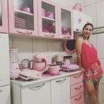 Apaixonada pela cor, Adri faz sucesso com cozinha toda rosa