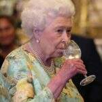 Rainha Elizabeth tem passagem secreta para bar em Londres, diz tabloide