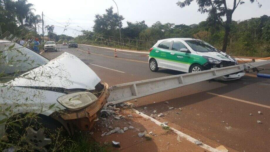 Acidente com queda de poste envolve três veículos e fecha Avenida Interlagos