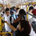 Lotados, ônibus não param e passageiros chegam a esperar três coletivos para conseguirem embarcar