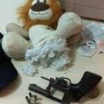 Casal é preso levando revólver e drogas escondidos em urso de pelúcia dos filhos