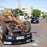 Após colisão, carro capota na Vila Bandeirantes