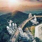 Ponte suspensa por “mãos gigantes” vira atração no Vietnã
