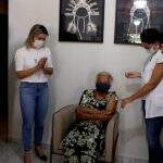 Mulher de 104 anos é 1ª idosa a receber vacina em Três Lagoas