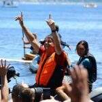 Bolsonaro desce de moto aquática e intensifica aglomeração em praia