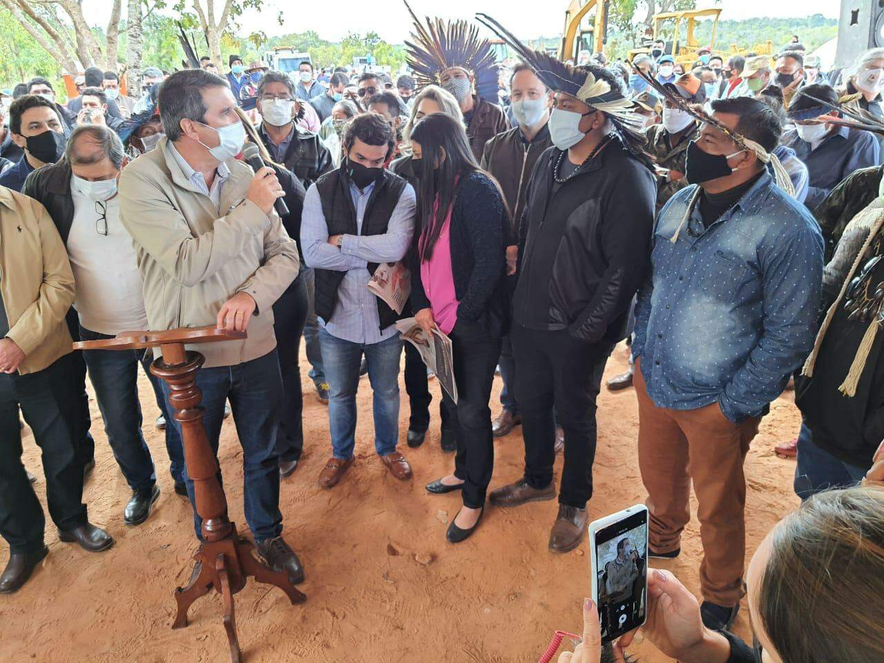 Governo de MS provoca aglomeração para lançar obra em aldeia indígena