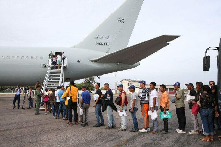 Refugiados venezuelanos embarcam em avião da Força Aérea Brasileira (FAB) com destino a São Paulo e Cuiabá (Antônio Cruz/Agência Brasil)