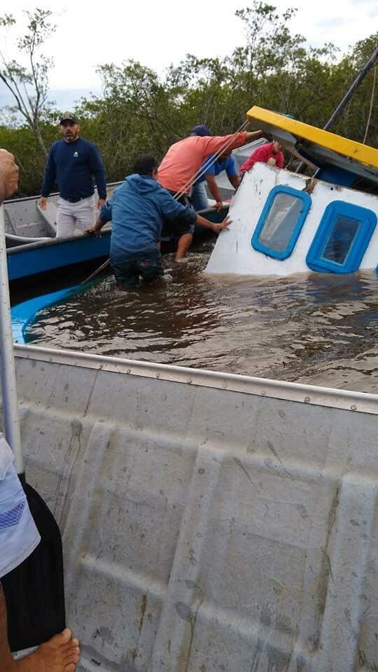 Pescadores atingidos por ciclone extratropical tentam resgatar barcos