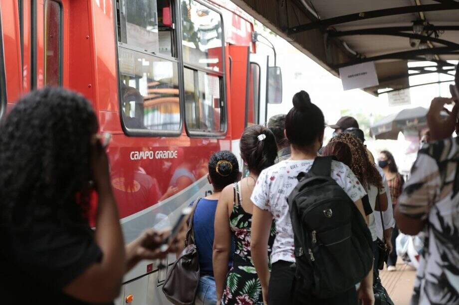 Em dia de novas regras, passageiros reclamam de lotação e itinerário de ônibus em Campo Grande