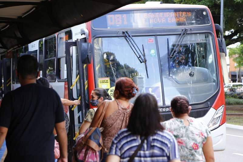 Com capacidade reduzida dentro dos ônibus, passageiros reclamam de frota limitada em Campo Grande