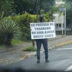 Há 8 meses em Campo Grande, cubano faz cartaz para pedir emprego no semáforo