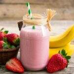 Vitamina de iogurte com frutas para suas manhãs
