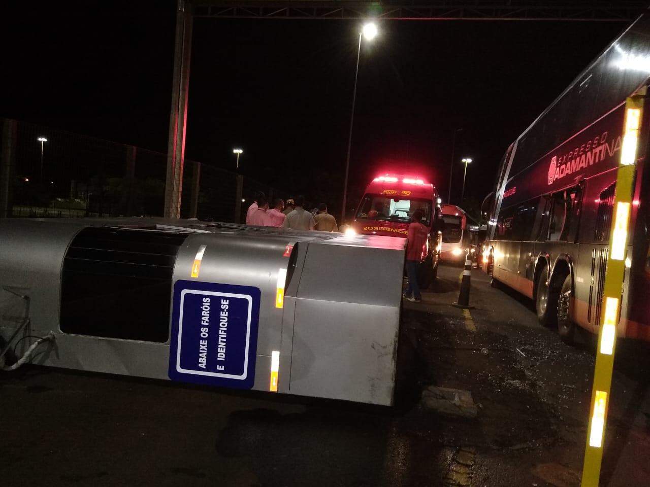 Ônibus batem e um derruba cabine com funcionária na rodoviária de Campo Grande