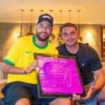 Fãs cancelam Neymar após foto com Flávio Bolsonaro