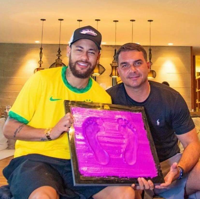Fãs cancelam Neymar após foto com Flávio Bolsonaro