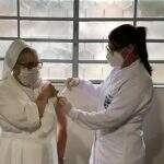 Em Bonito, freira recebe primeira dose da CoronaVac e vacinação oficial começa nesta quarta (20)