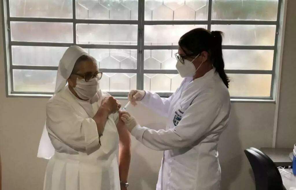 Em Bonito, freira recebe primeira dose da CoronaVac e vacinação oficial começa nesta quarta (20)