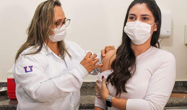 Em meio à polêmica dos fura-fila, secretária posta foto sendo vacinada contra Covid em MS