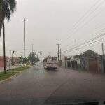 Avenida alaga e água encobre calçadas durante chuva em Campo Grande