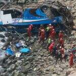 Queda de ônibus em abismo deixa 8 mortos e 40 feridos no Peru