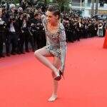 Em Cannes, Kristen Stewart tira sapatos no meio do tapete vermelho