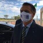 Bolsonaro cumprimenta apoiadores em ato em Brasília