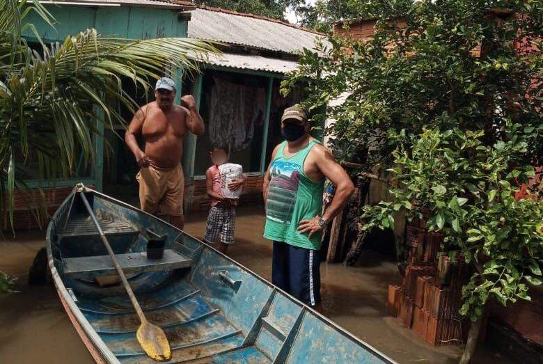 Sem auxílio e desabrigados após cheia do rio, ribeirinhos recebem cestas de alimentos em MS