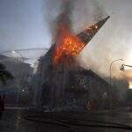 VÍDEO: Manifestantes incendeiam igrejas durante protestos no Chile