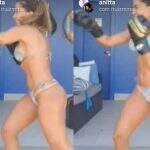 Anitta exibe corpão de biquíni durante treino em live