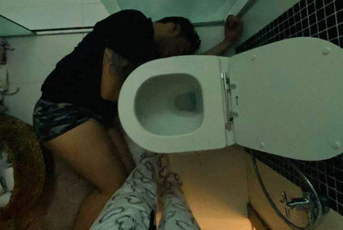 Maiara flagra Fernando caído no banheiro após bebedeira durante live de J&M