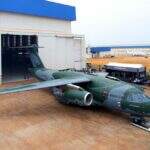 Avião militar KC-390 da Embraer tem incidente em pista durante teste em Gavião Peixoto, SP